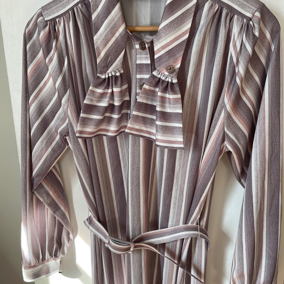 Vintage D’Allairds Dress with OG Belt & Bow tie neck - Picture 4 of 7